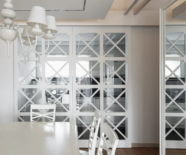Mirrored partition and chandelier detail beside the S27 dining area