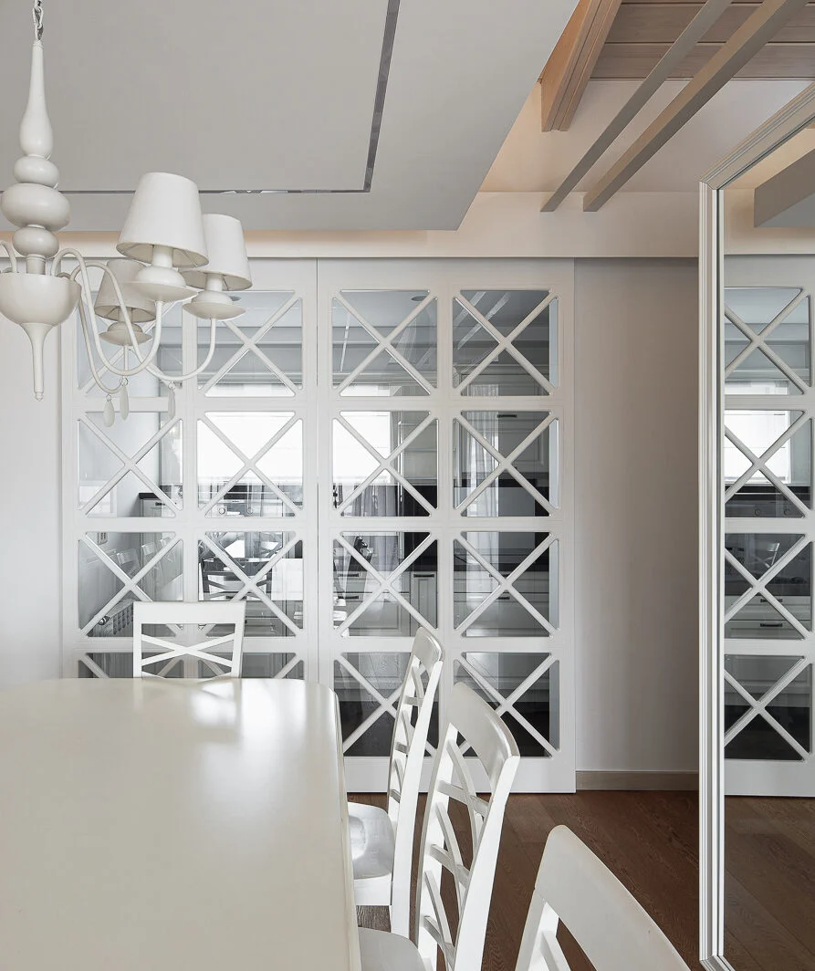 Mirrored partition and chandelier detail beside the S27 dining area